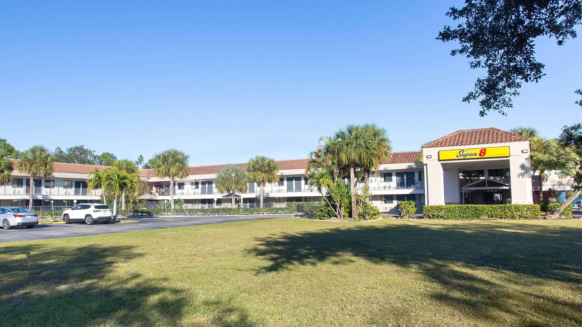 Super 8 By Wyndham Naples Hotel
