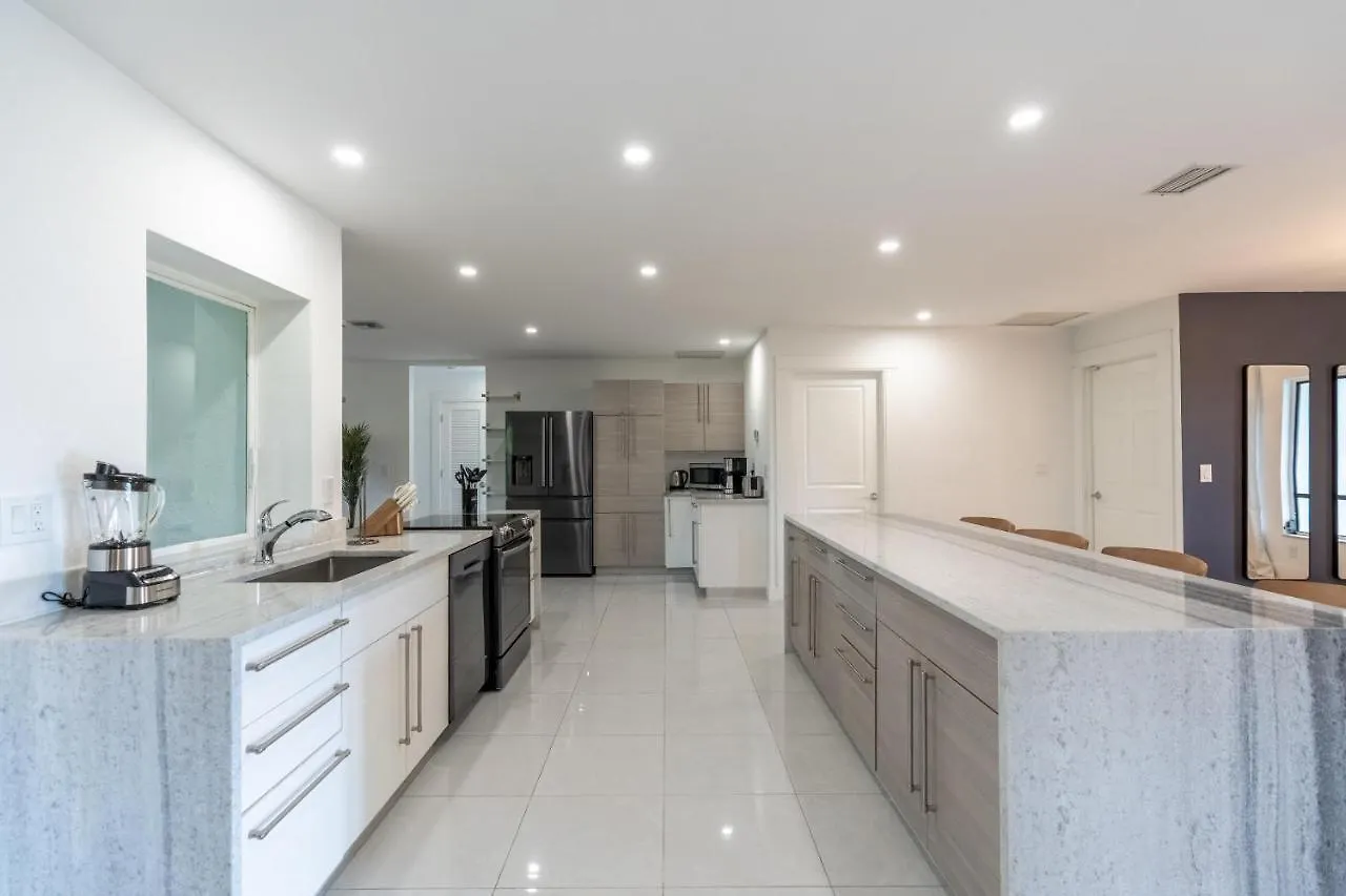 Nyaraló Newly Renovated Pool Home! North Naples