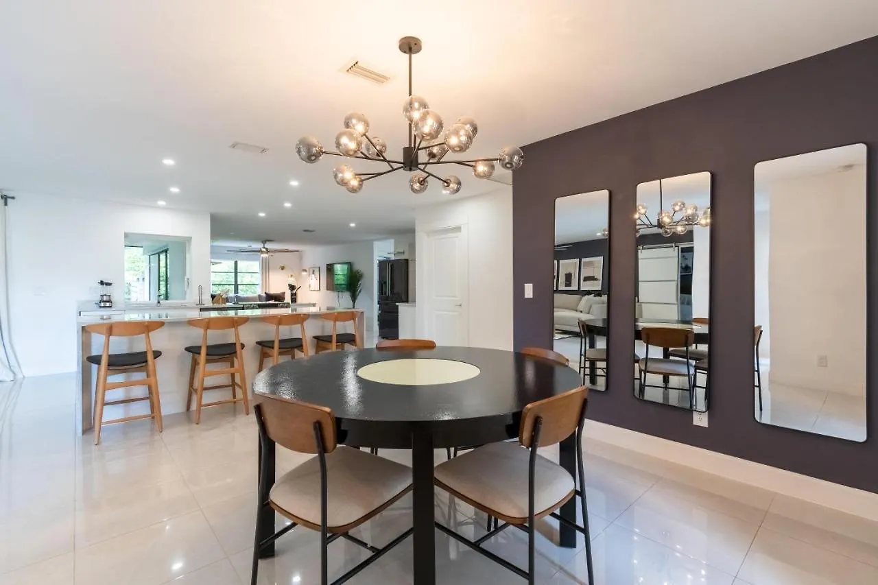 Newly Renovated Pool Home! North Naples