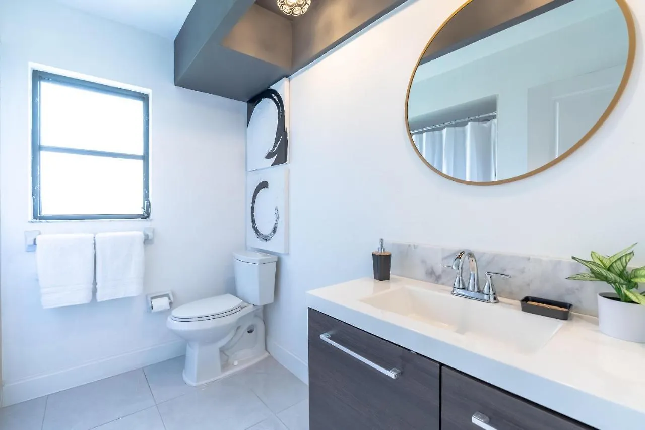 Newly Renovated Pool Home! * North Naples
