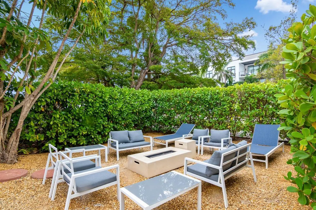 Tropical Oasis 809