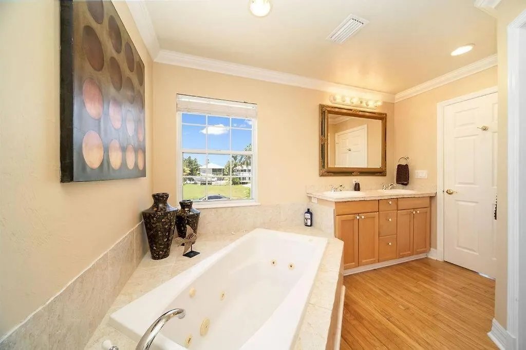 3 Bed 3 Bath Tropical Paradise Waterfront Pool House - On Canal - Direct Acces To Gulf Semesterbostad North Naples