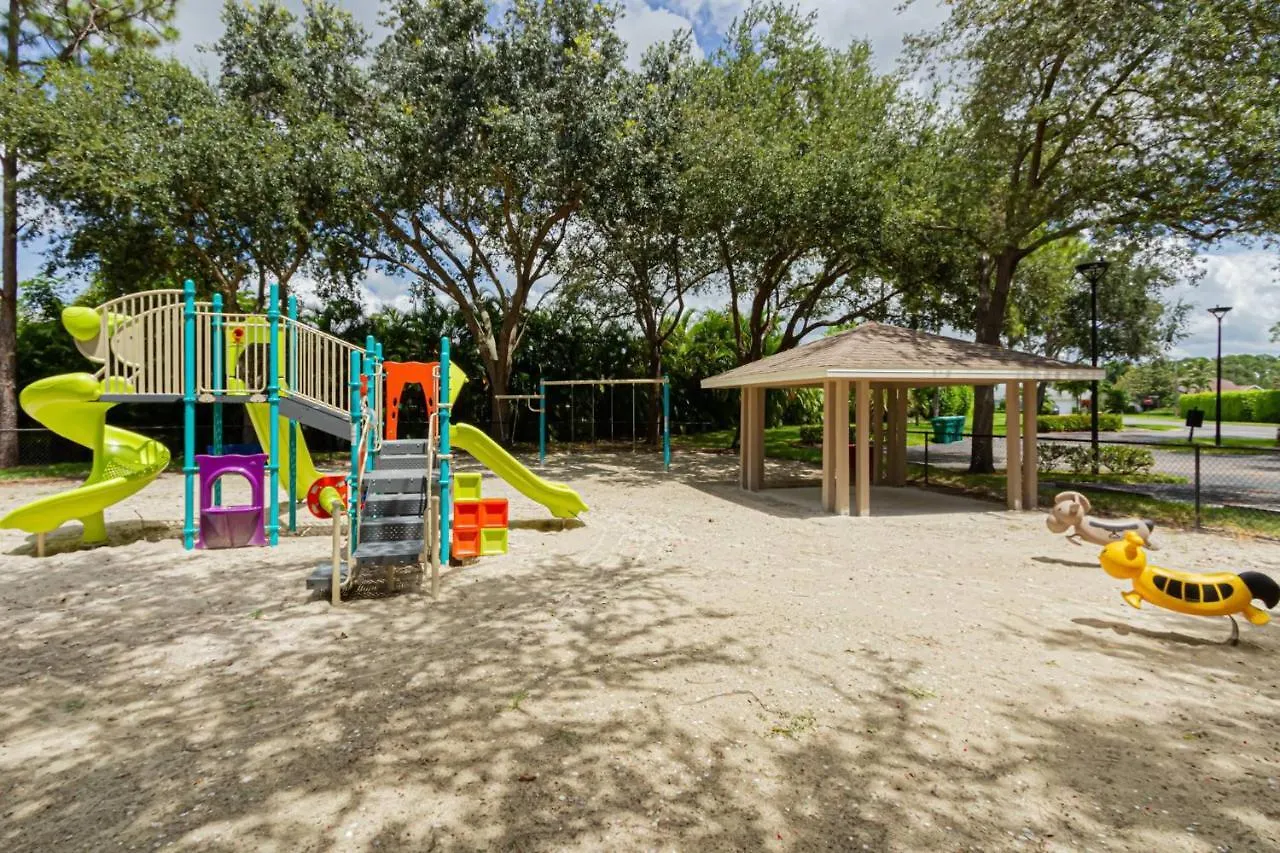 Briarwood 974 Tivoli Court * North Naples