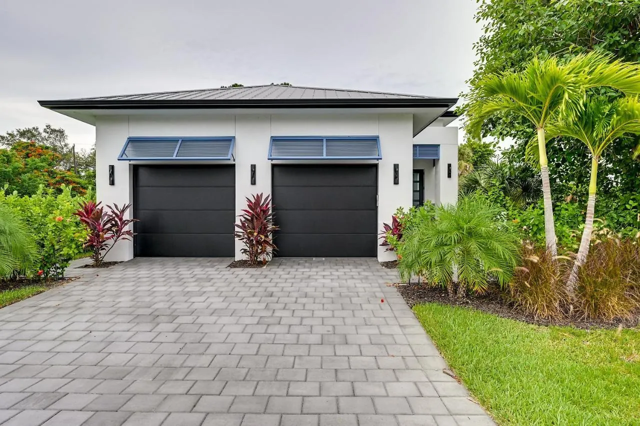 Contemporary With Outdoor Kitchen And Pool * Naples