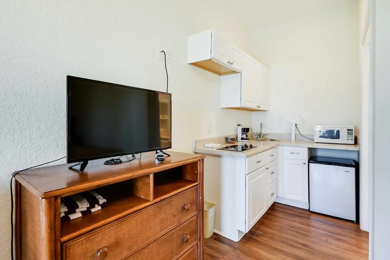 Cozy Retreat With Community Pool And Water View *
