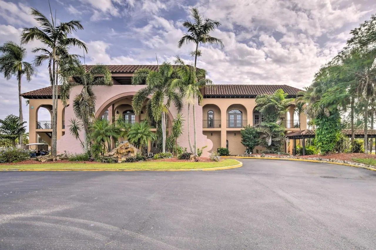 Cozy Retreat With Community Pool And Water View Naples