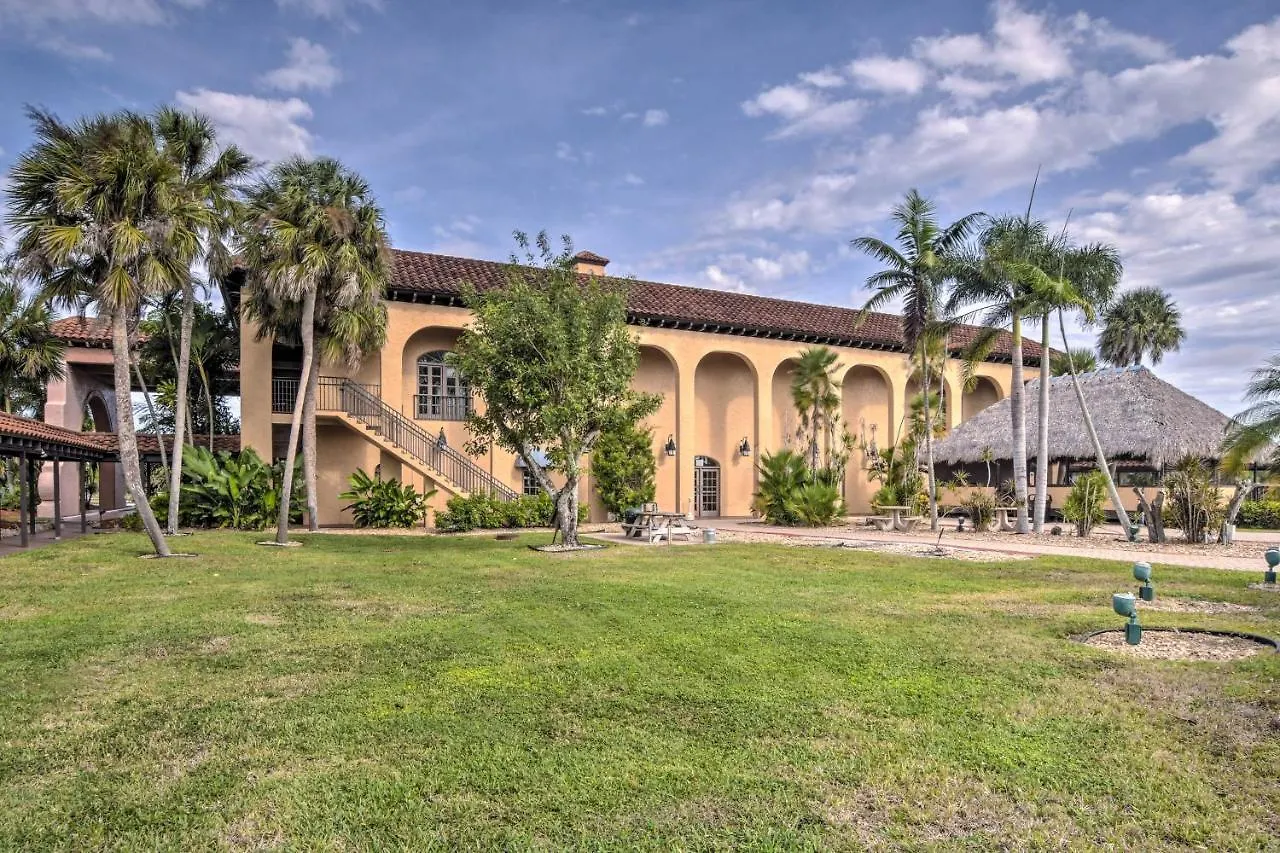 Hideaway With Amenities!