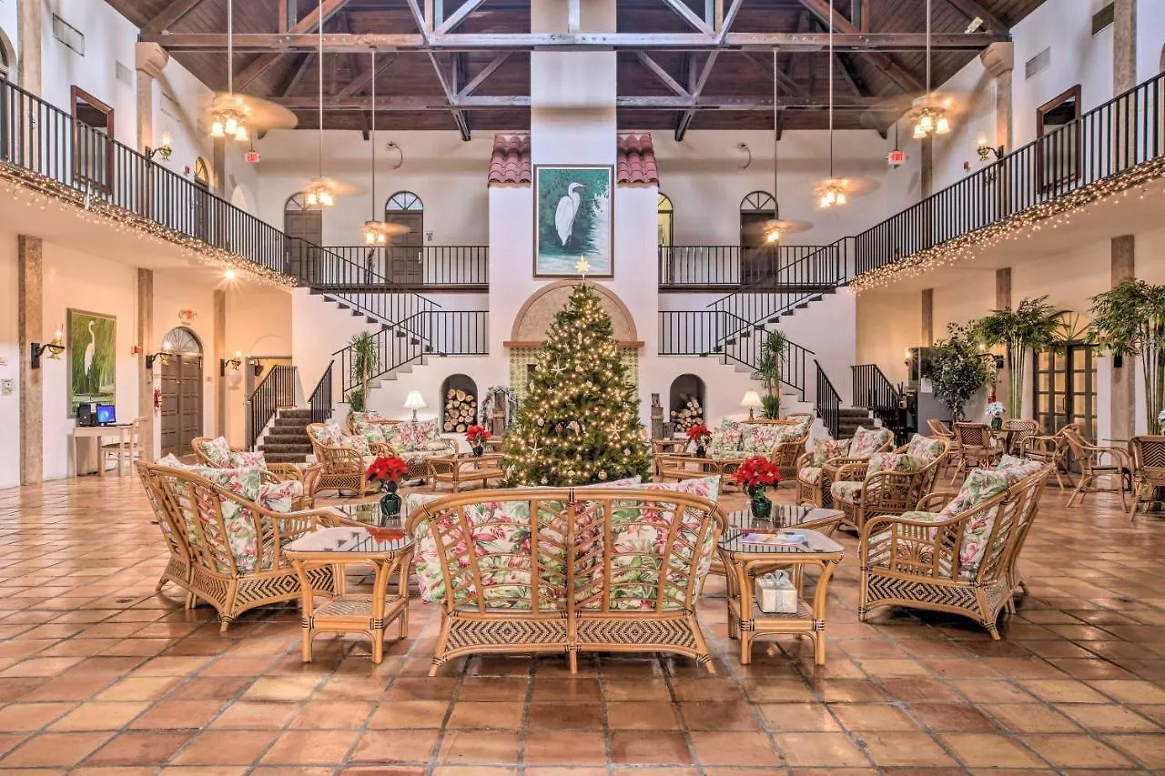 Cozy Retreat With Community Pool And Water View Apartament