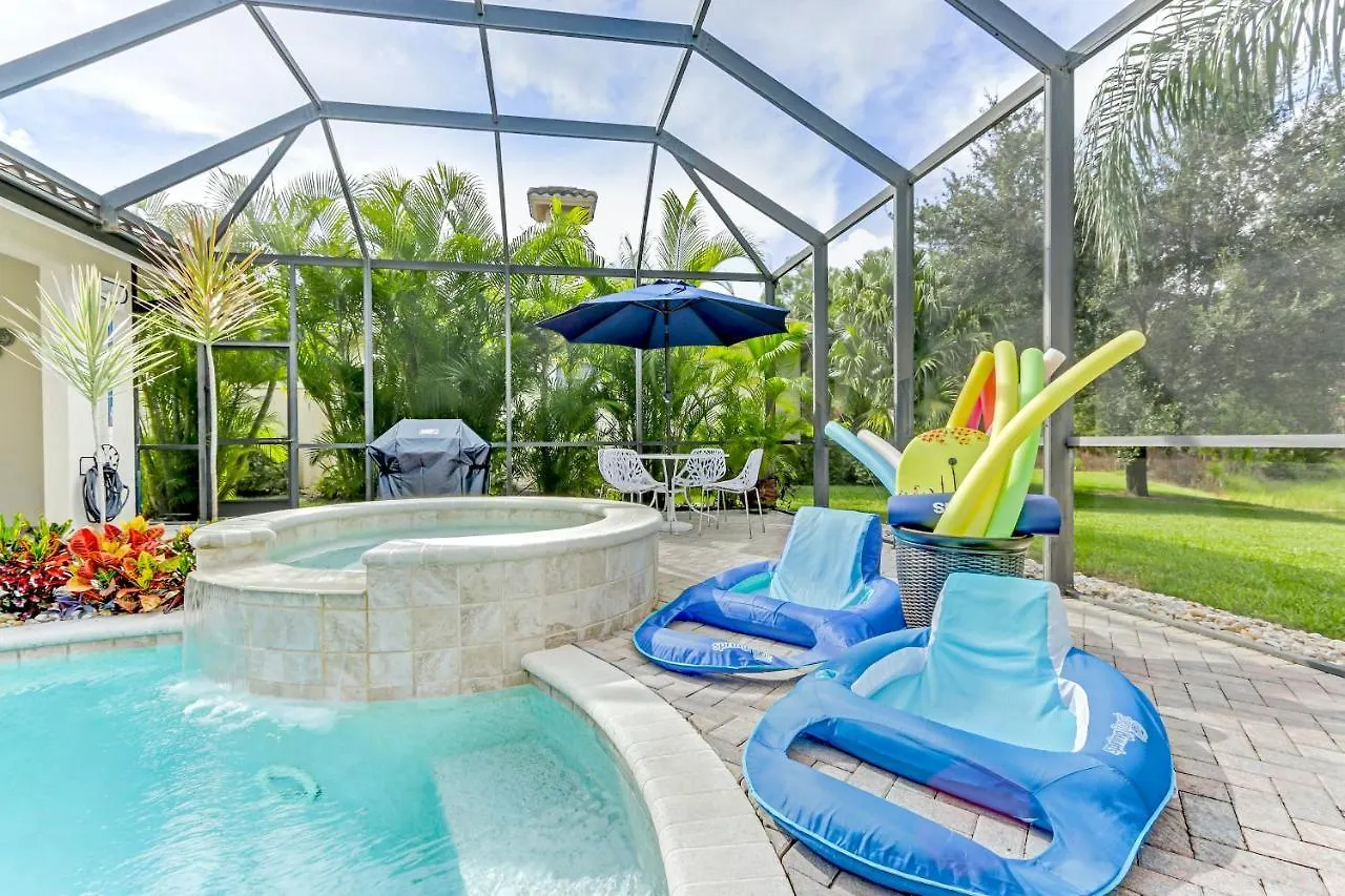 Casa de Férias Modern W Screened Pool, Hot Tub, & Comm Amenities! *