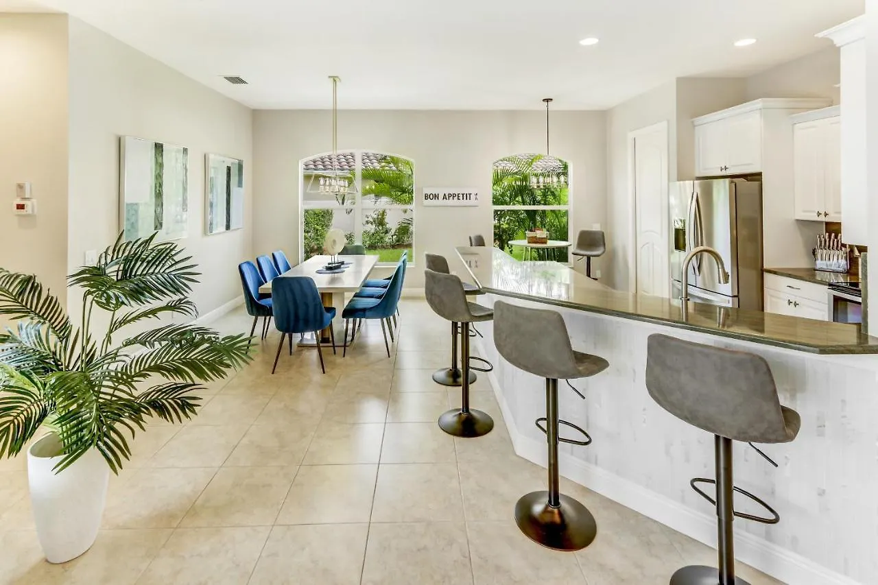 Modern W Screened Pool, Hot Tub, & Comm Amenities! Casa de Férias *