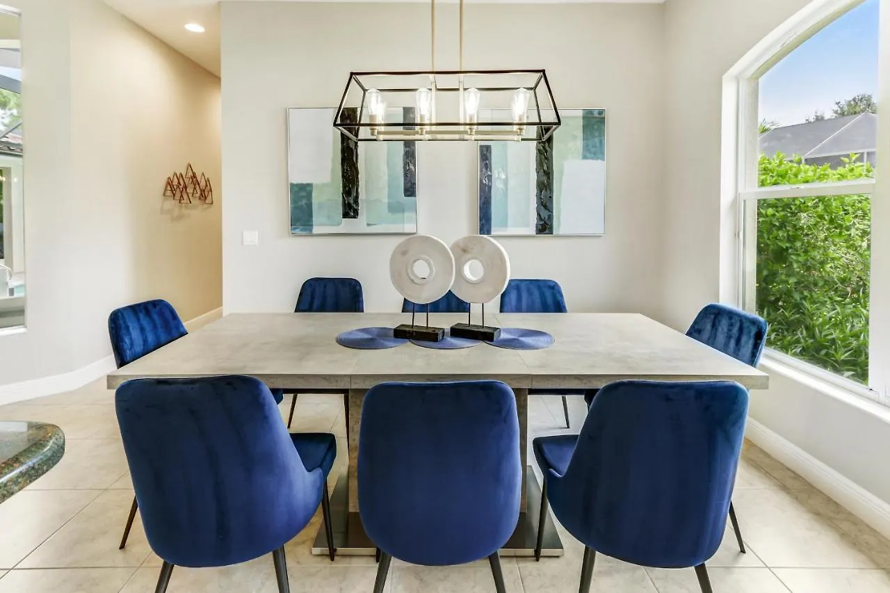 Casa de Férias Modern W Screened Pool, Hot Tub, & Comm Amenities!
