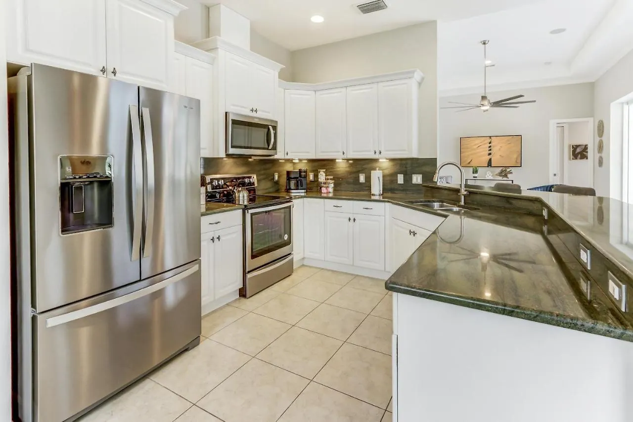 Casa de Férias Modern W Screened Pool, Hot Tub, & Comm Amenities! *