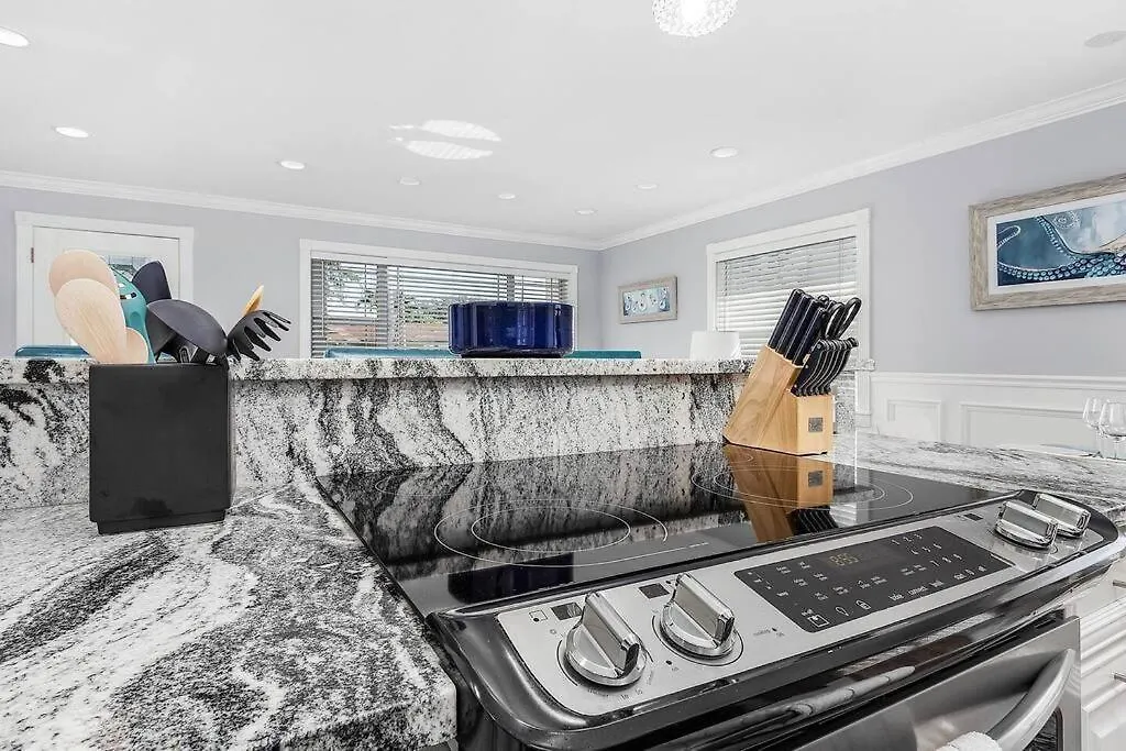 Luxury 4bdr+den Pool