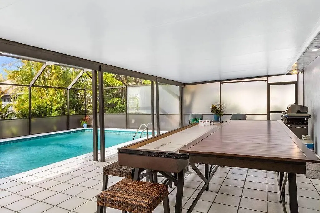Luxury 4bdr+den Pool Holiday home