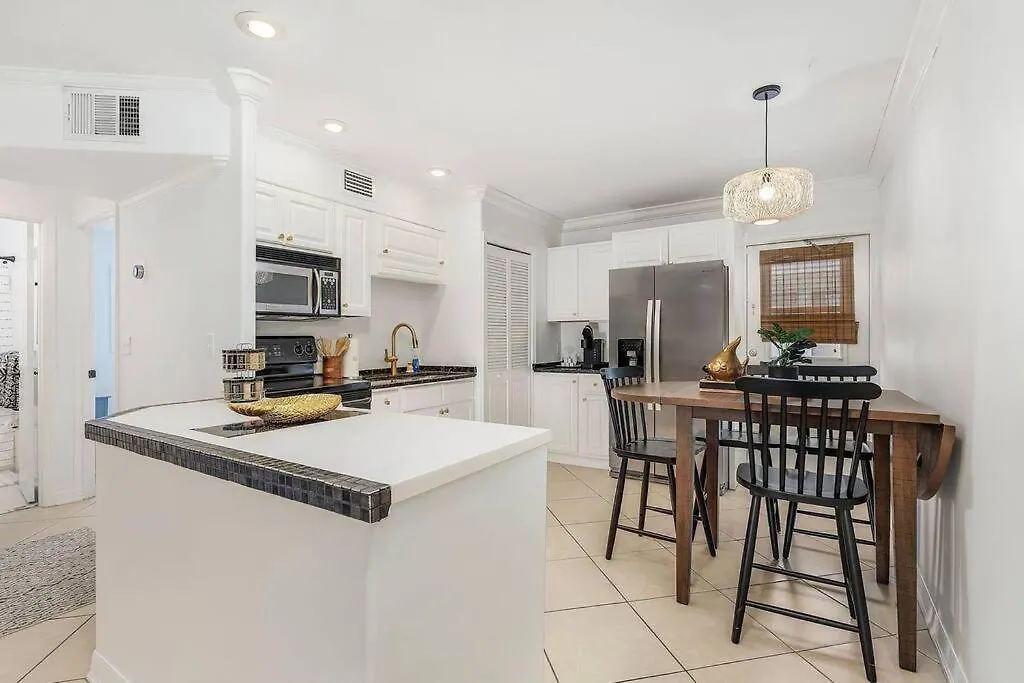 Lovely 2-bdr W/patio, Park! بيت للعطل *