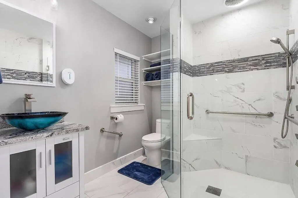 Luxury 4bdr+den Pool Holiday home *