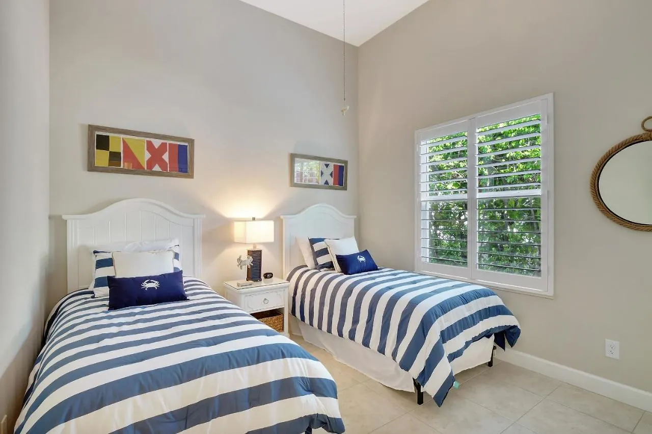 Sunny Retreat With Private Pool In North Nyaraló North Naples
