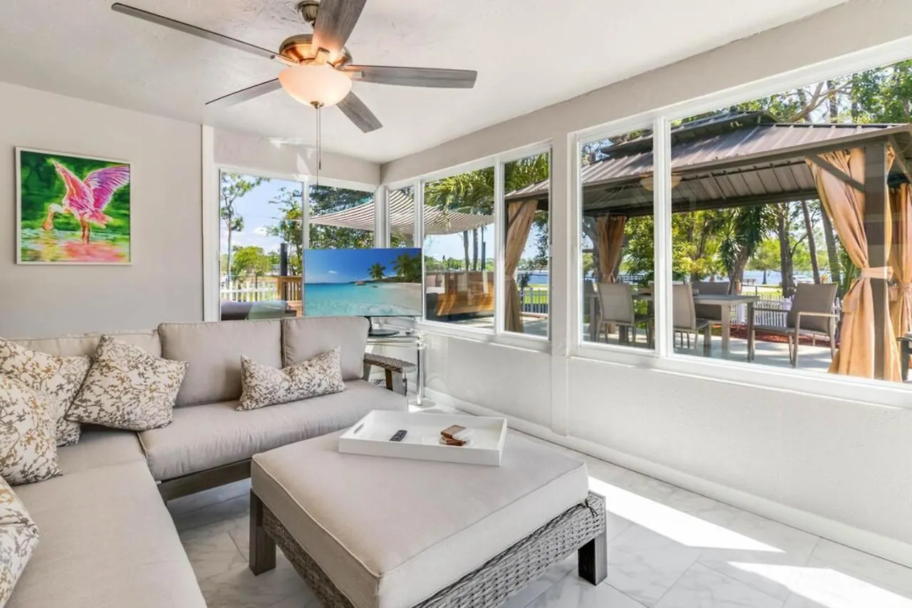 Tranquil Lakeside Haven Holiday home Naples