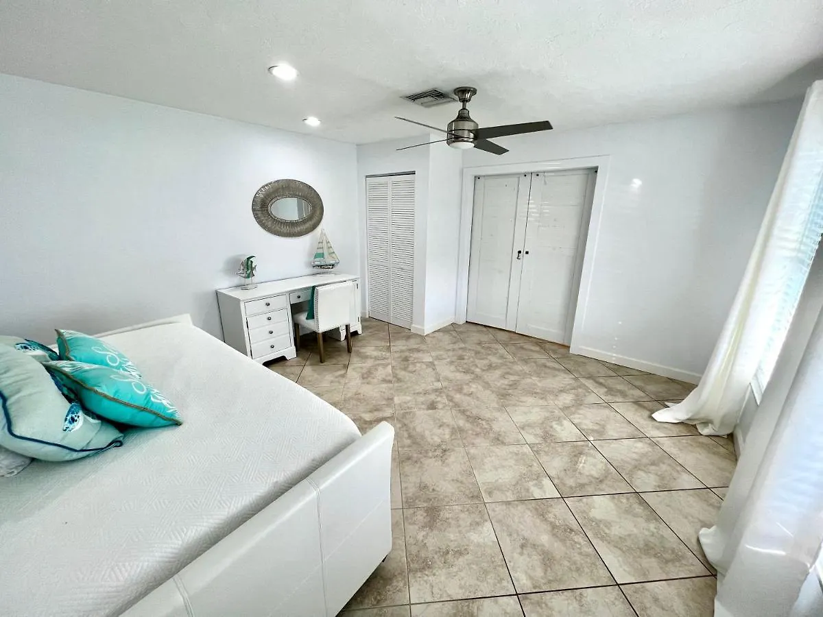 Aqua Blue! Only 1 Mile To The Beach! Heated Pool, Fenced In Yard & Pet Friendly! Σπίτι διακοπών *
