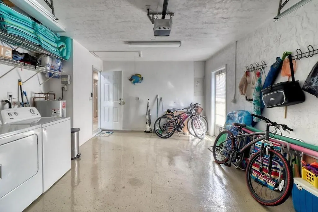 Aqua Blue! Only 1 Mile To The Beach! Heated Pool, Fenced In Yard & Pet Friendly! Σπίτι διακοπών