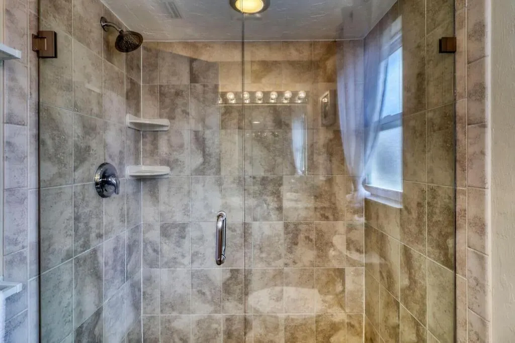 Aqua Blue! Only 1 Mile To The Beach! Heated Pool, Fenced In Yard & Pet Friendly!