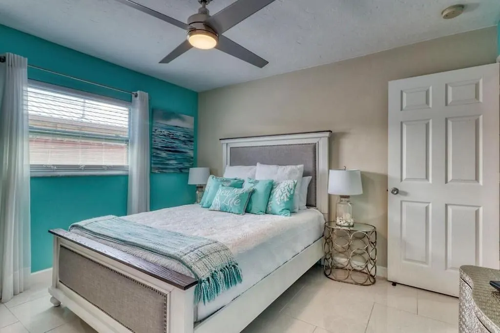 Aqua Blue! Only 1 Mile To The Beach! Heated Pool, Fenced In Yard & Pet Friendly! Σπίτι διακοπών *