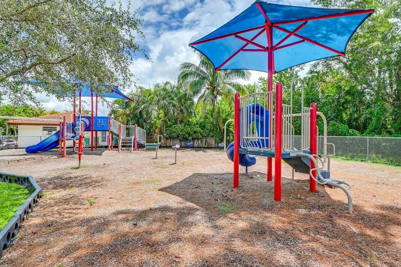 Cozy And Bright Abode With Community Amenities! North Naples
