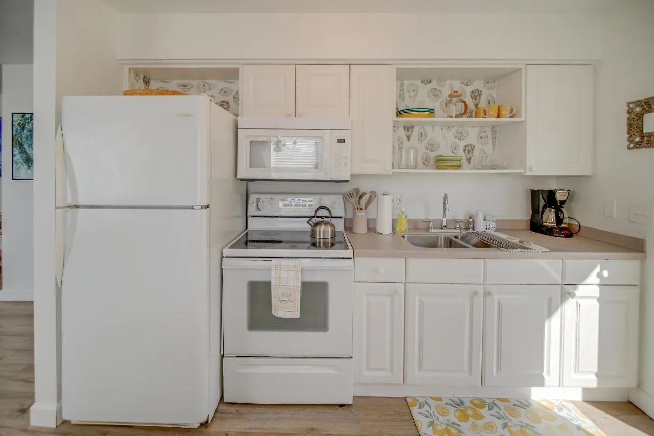 Cozy And Bright Abode With Community Amenities! North Naples