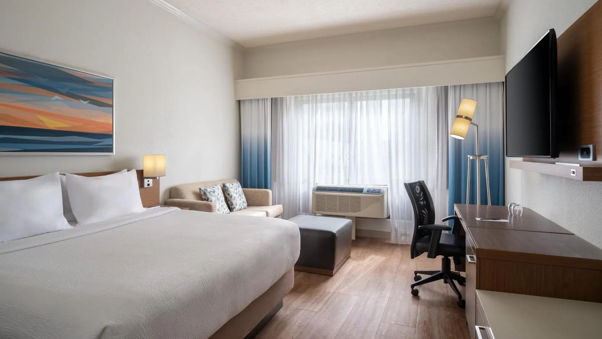 Courtyard By Marriott - Hotell 3*