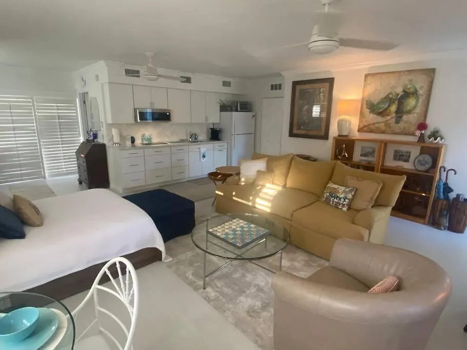 Closest To Vanderbilt Beach, New Remodel, Well Appointed, Bbq, Yard, Very Private Many Extras! Appartement *