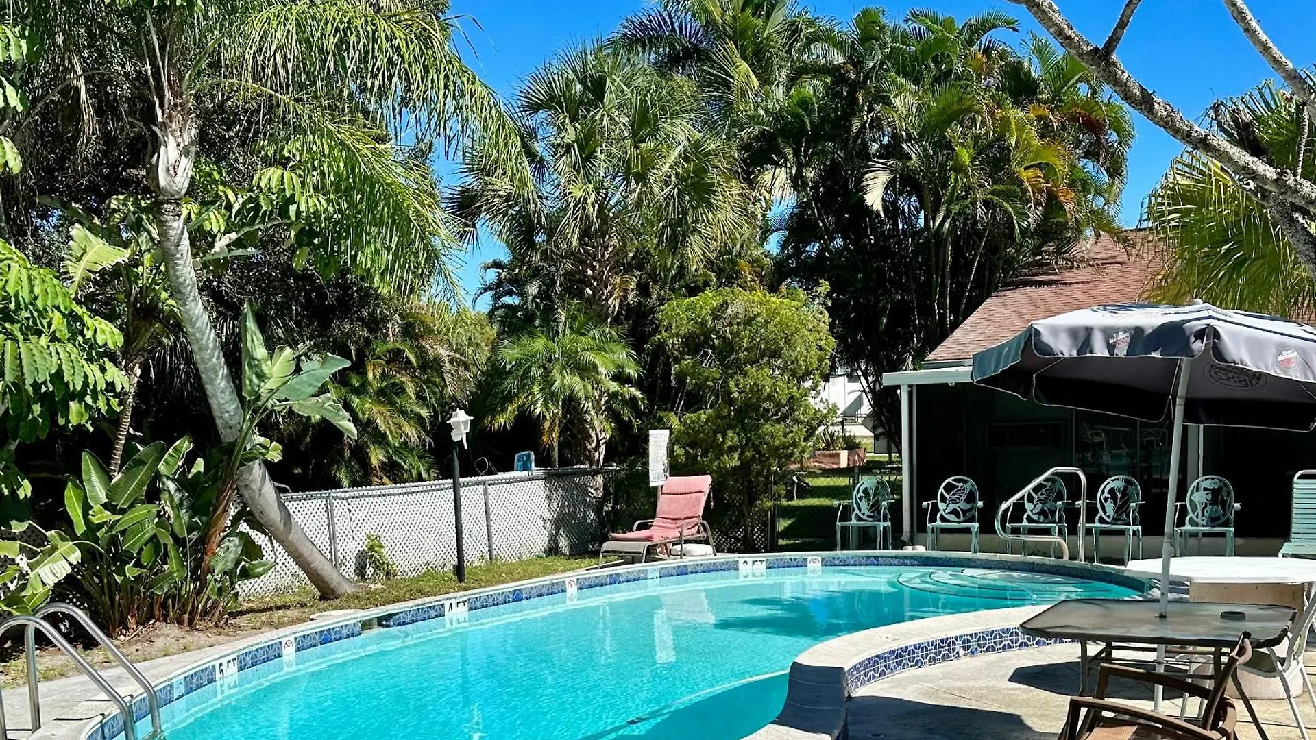 Conty's 2* Naples Manor