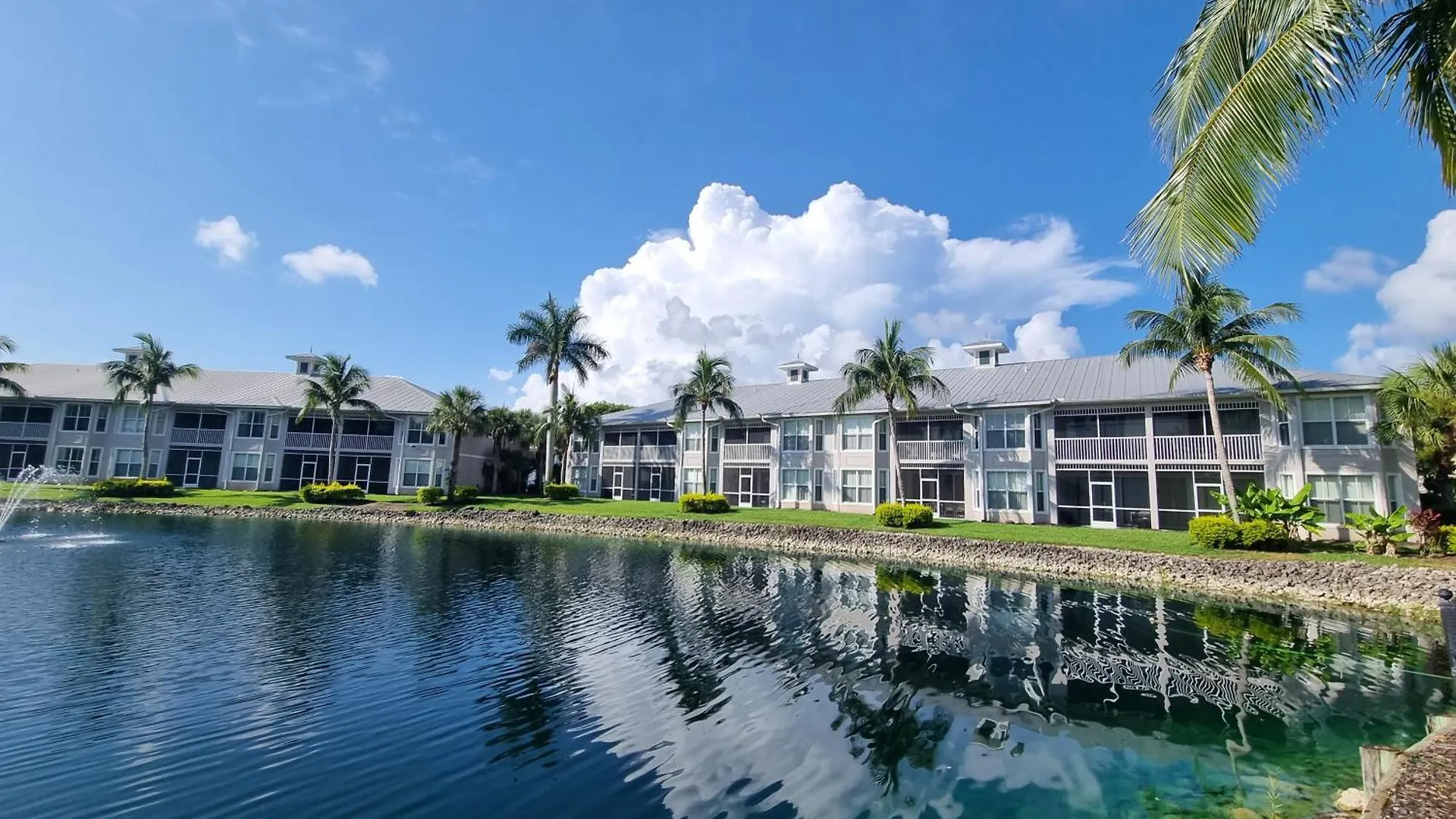 Stunning 2-bedroom Den In Greenlinks * North Naples