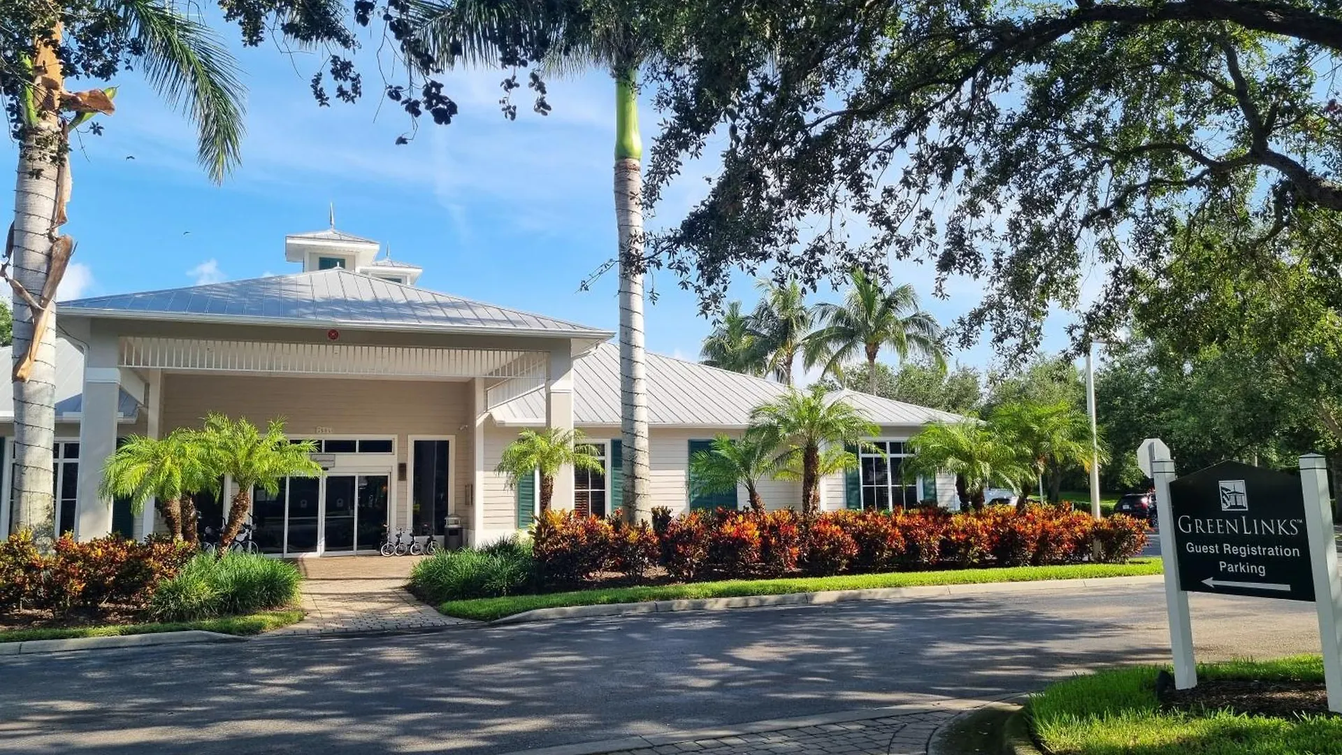 Stunning 2-bedroom Den In Greenlinks * North Naples