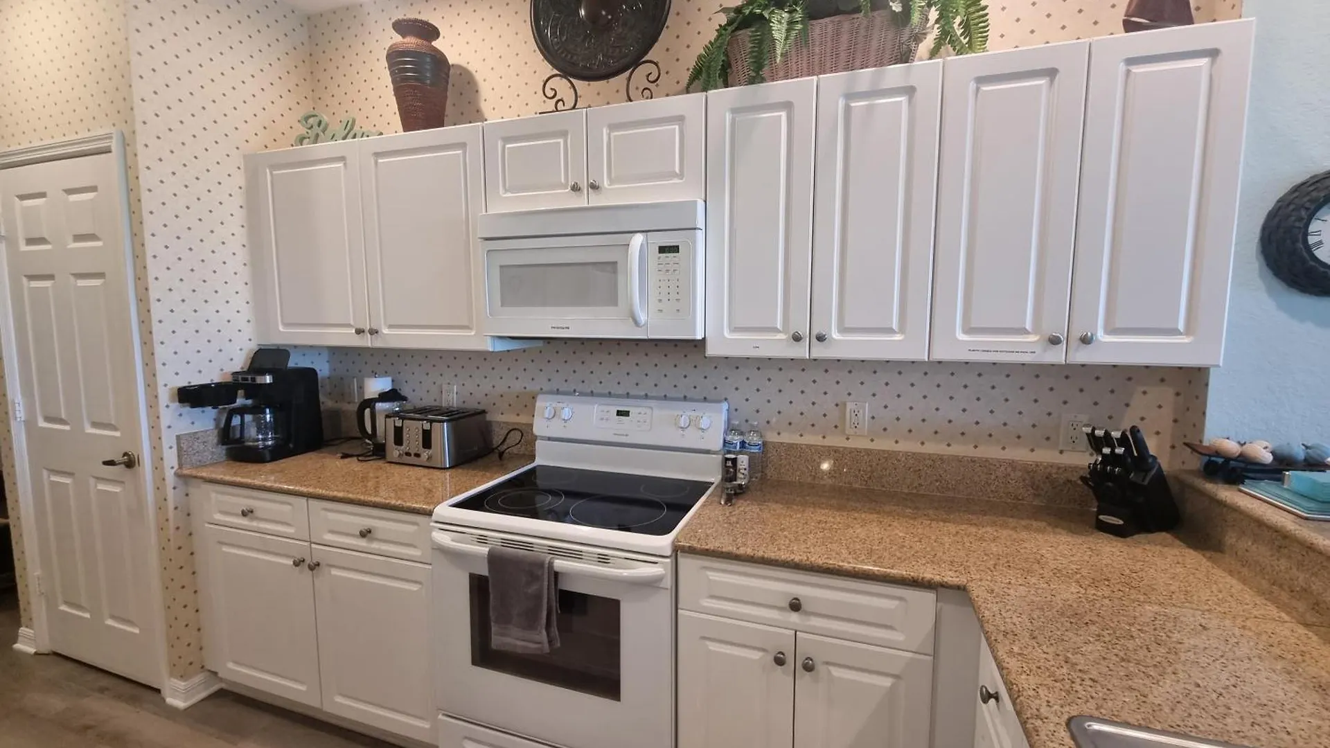 Stunning 2-bedroom Den In Greenlinks *