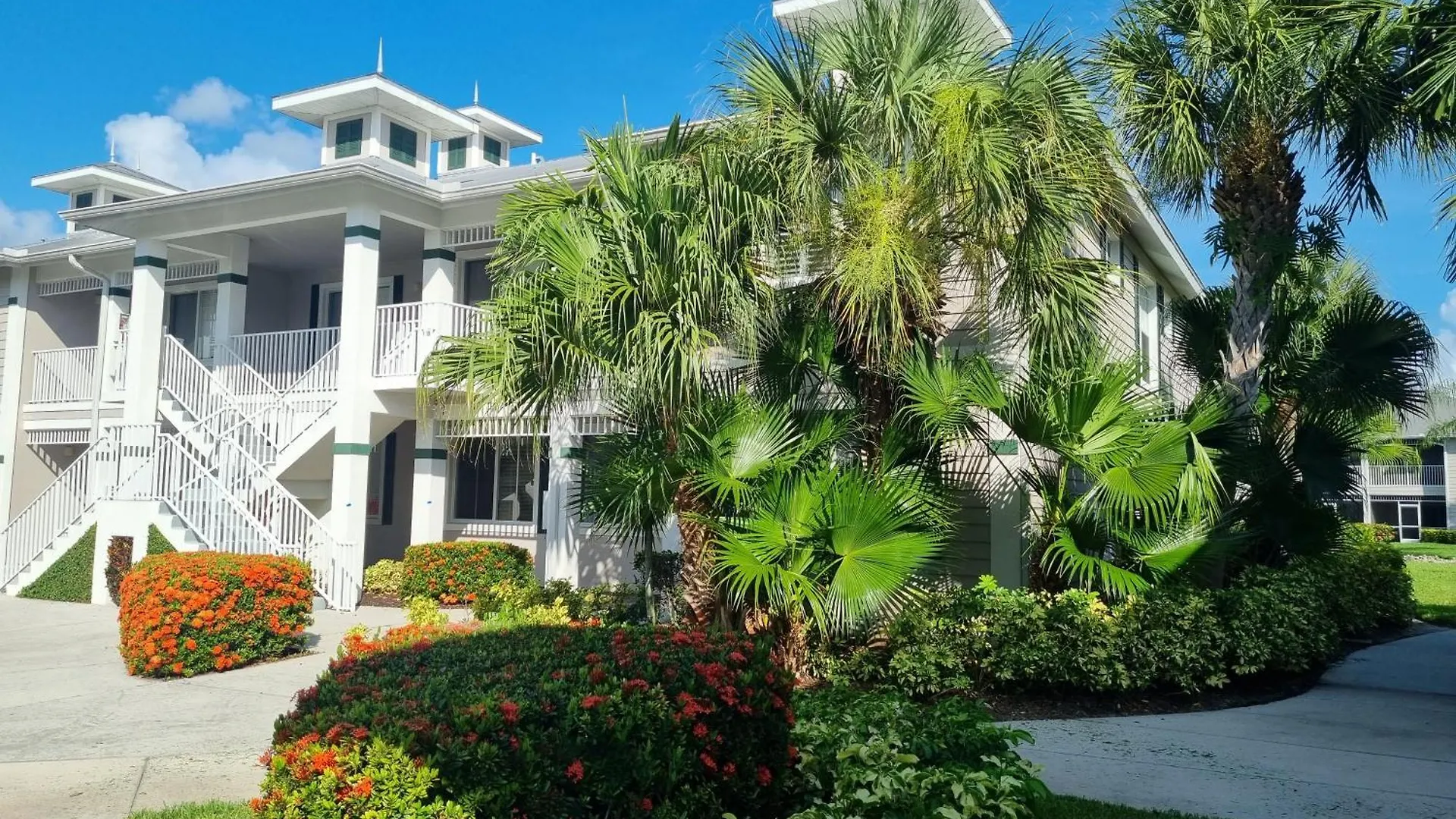 Stunning 2-bedroom Den In Greenlinks * North Naples