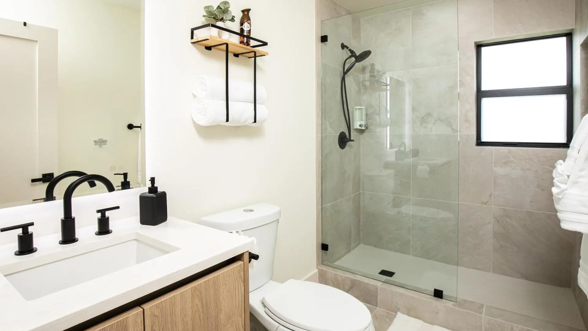 Black Vanilla - Stylish Symphony 3miles Downtown Apartment *