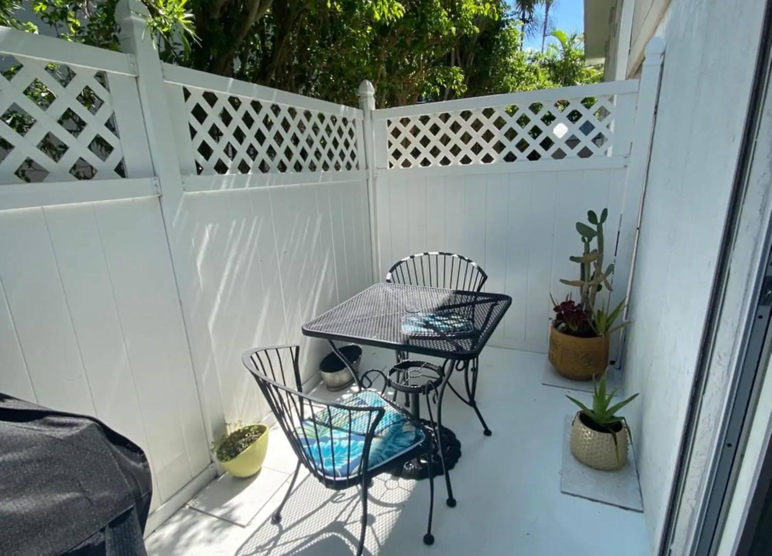 Closest To Vanderbilt Beach, New Remodel, Well Appointed, Bbq, Yard, Very Private Many Extras!