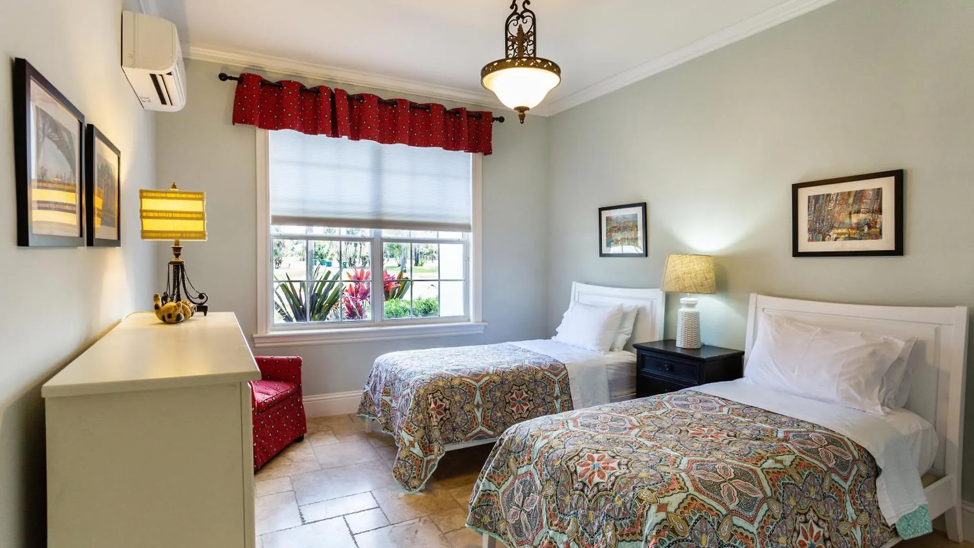 Knickerbocker Estate Home, 9 Private * North Naples