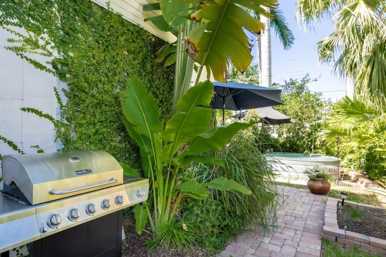 Garden Just Minutes To Sandy Beaches North Naples