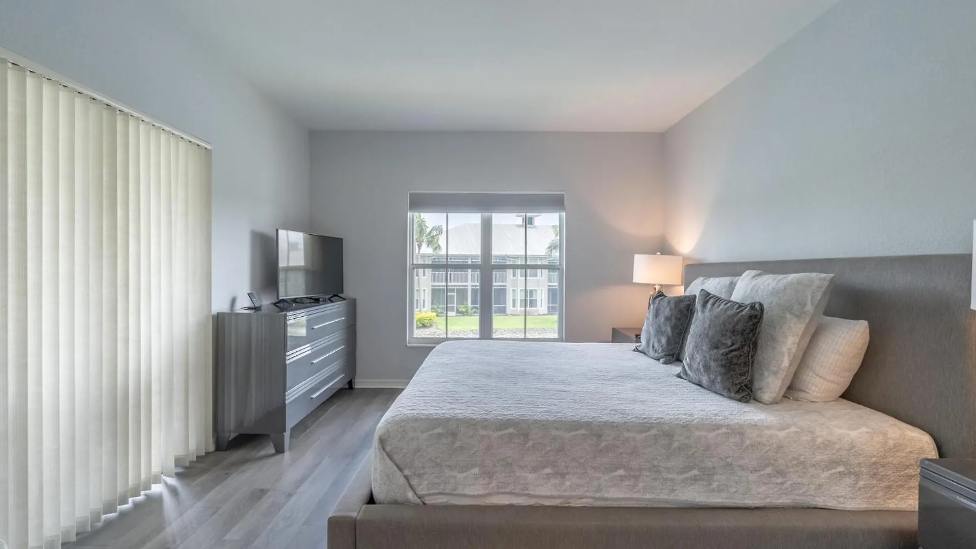Spacious 2 Bedroom Lely Fl * North Naples