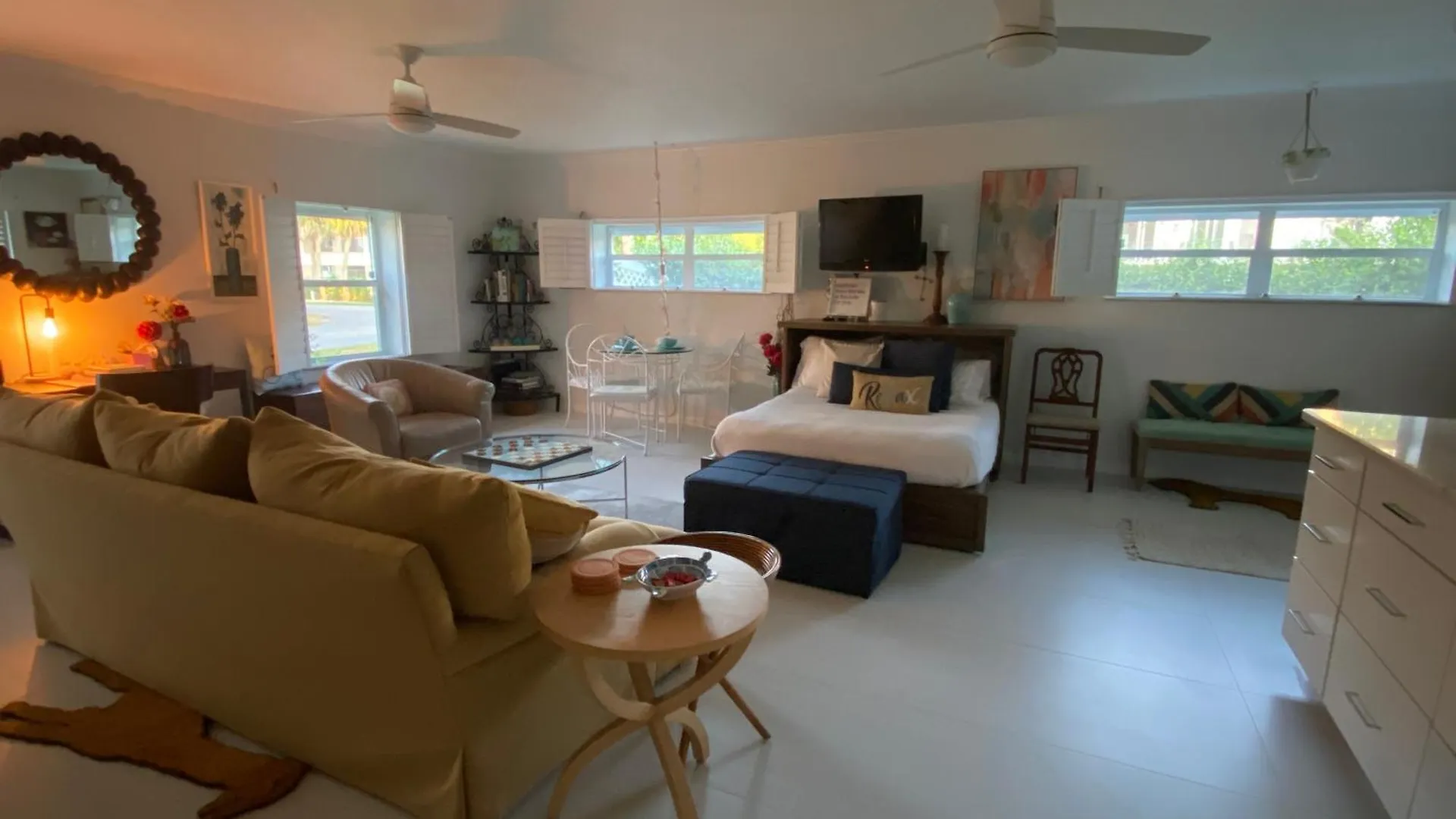 Closest To Vanderbilt Beach, New Remodel, Well Appointed, Bbq, Yard, Very Private Many Extras! Appartement *