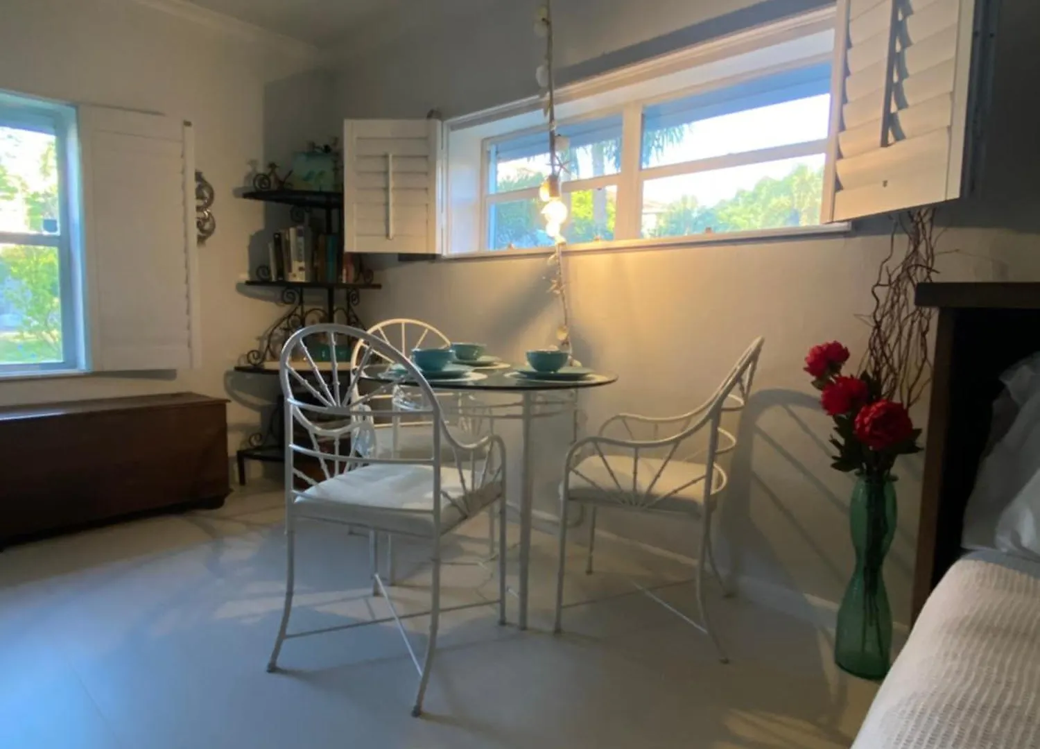 Closest To Vanderbilt Beach, New Remodel, Well Appointed, Bbq, Yard, Very Private Many Extras! Appartement