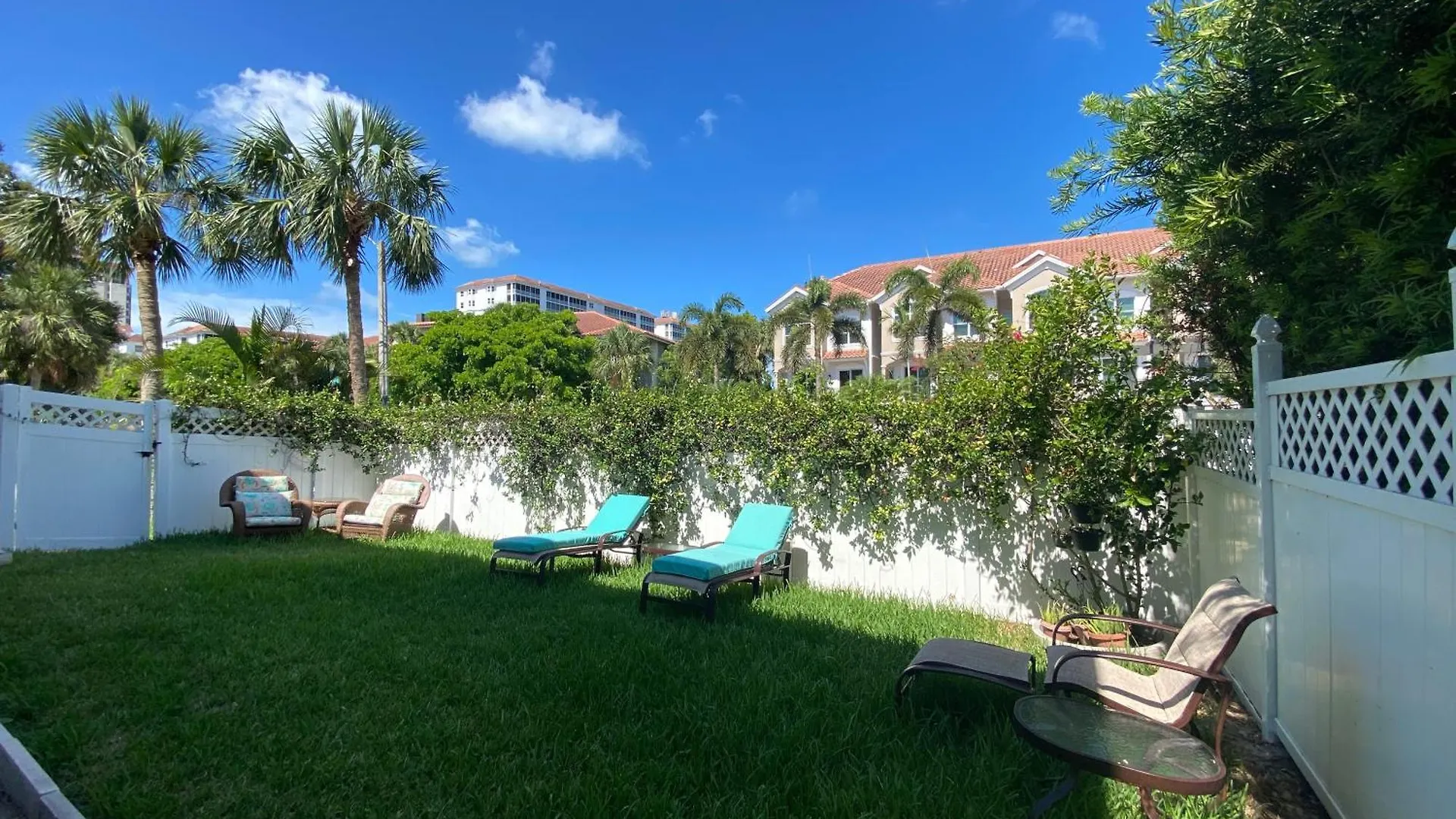 Closest To Vanderbilt Beach, New Remodel, Well Appointed, Bbq, Yard, Very Private Many Extras! Appartement