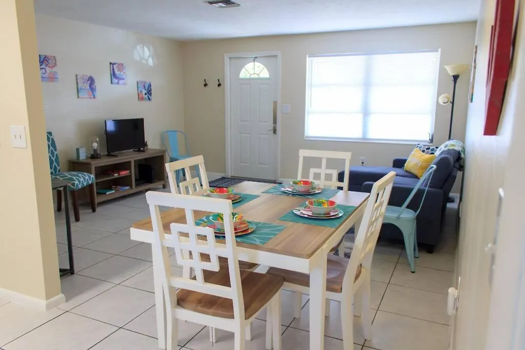 699 Oasis,walk,bike To Beach, Fenced Backyard, Large Driveway Apartment *