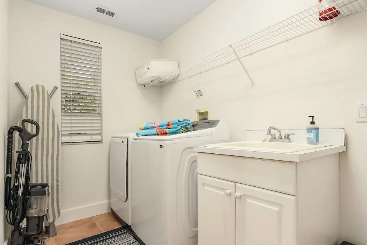 Lakeview Lovely Pool In Gated Community *