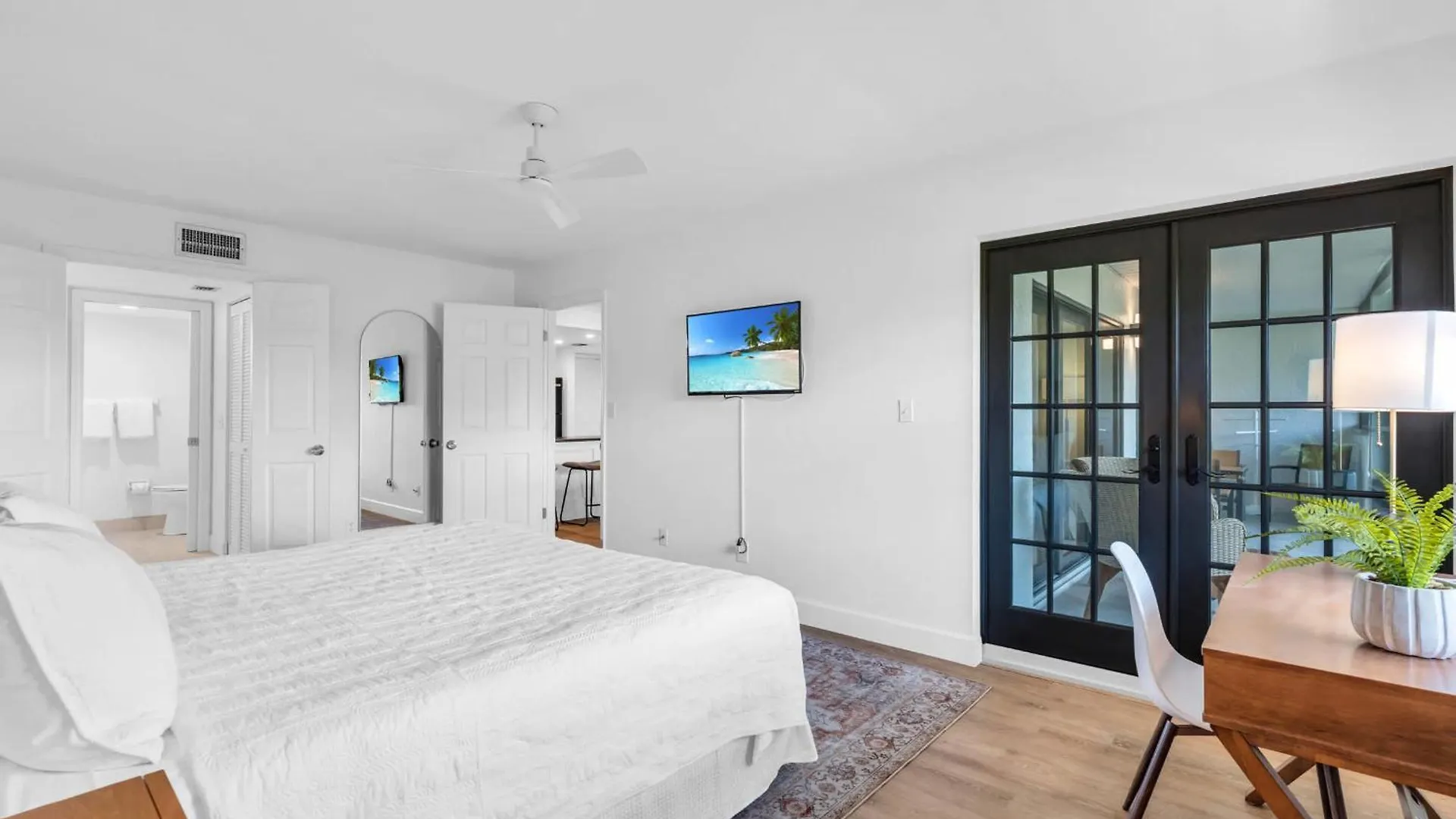 Deluxe - Modern Furnishings And Great View North Naples