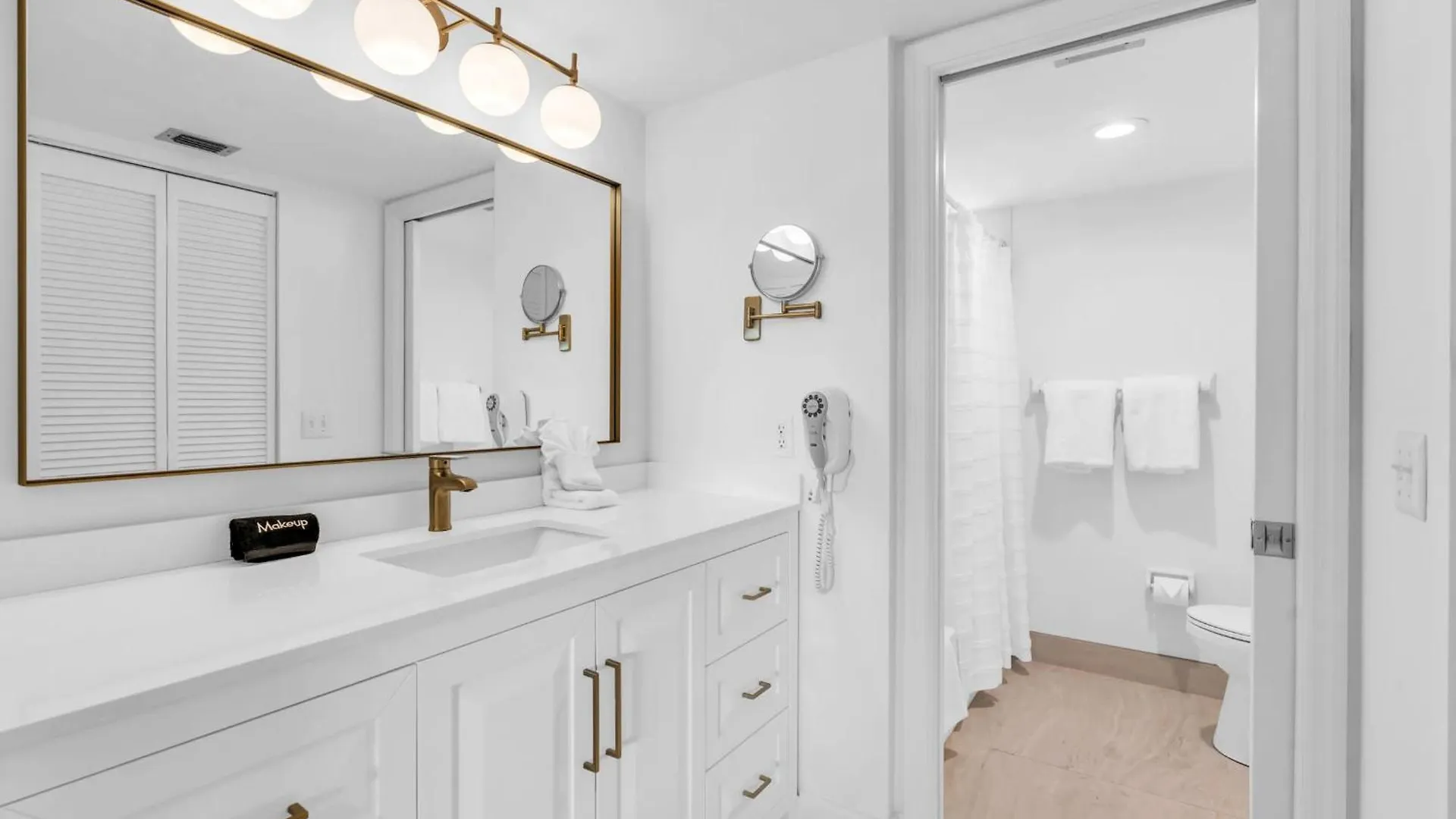 Deluxe - Modern Furnishings And Great View * North Naples