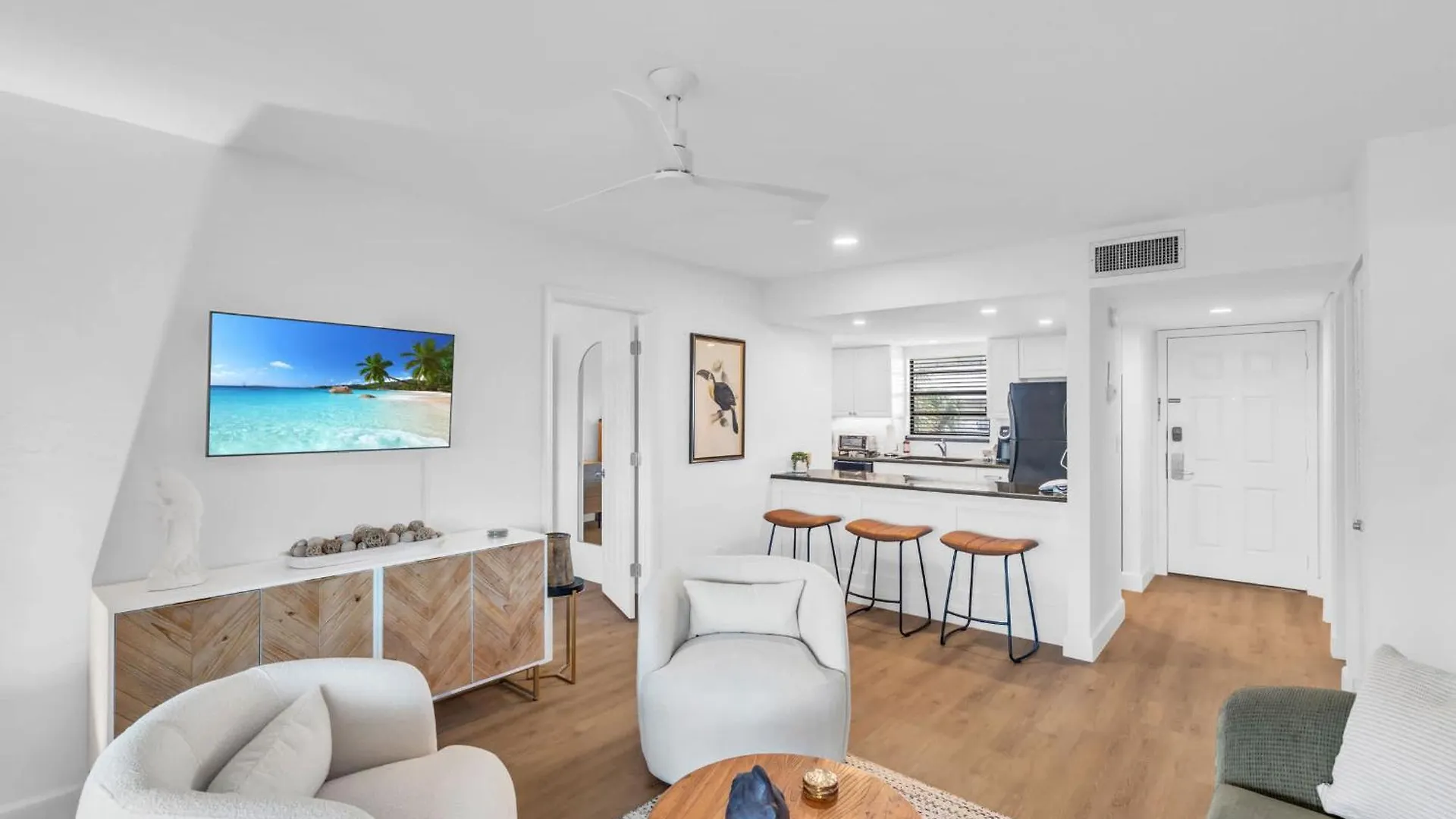 Deluxe - Modern Furnishings And Great View *