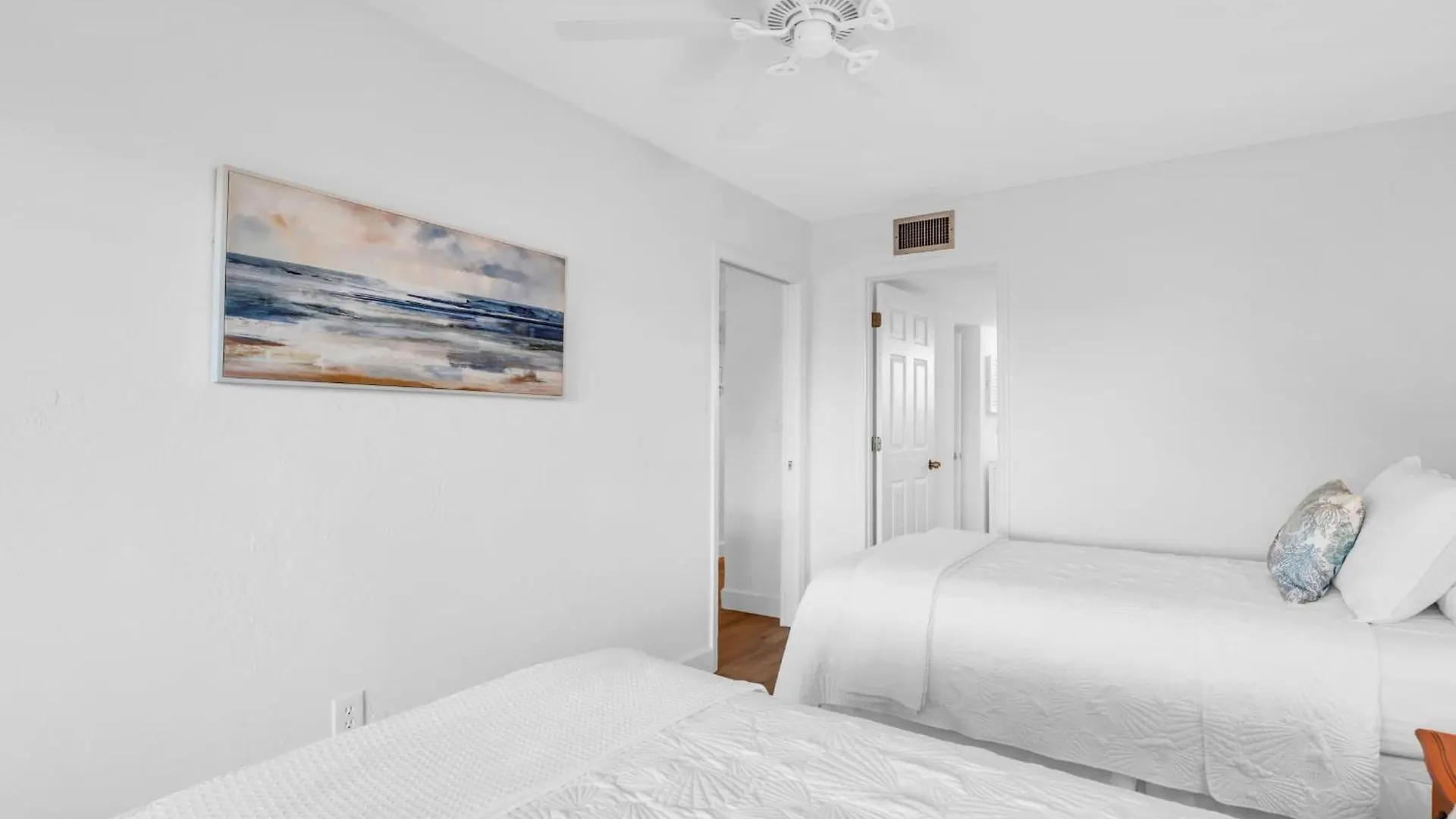 Deluxe - Modern Furnishings And Great View *