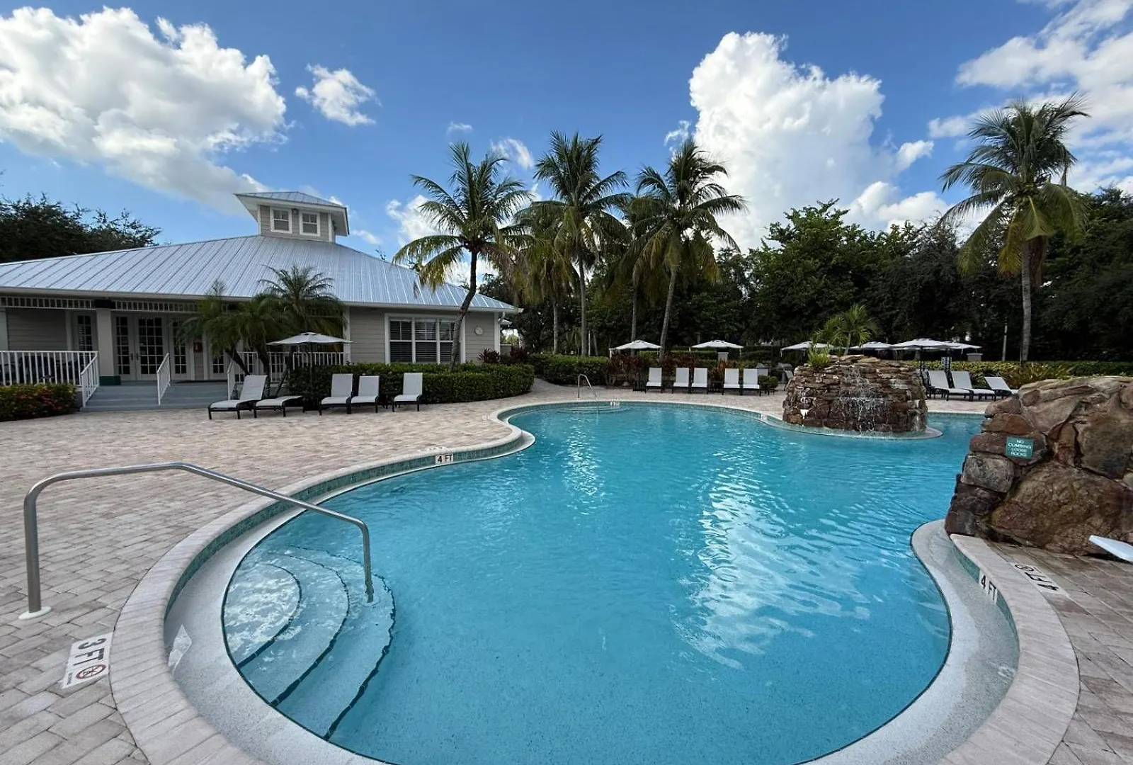 Spacious 2 Bedroom Lely Fl North Naples